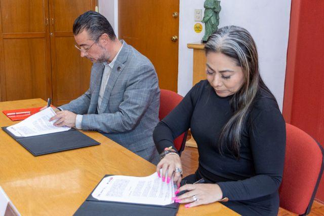 Rector de la Ibero Puebla en firma de convenio con CEEAVI 
