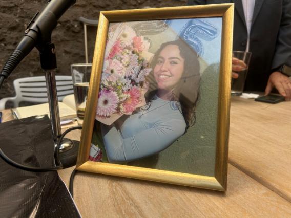 A la rueda de prensa la familia llevó una foto de Mayca, quien murió por un accidente en la Via Atlixcáyotl