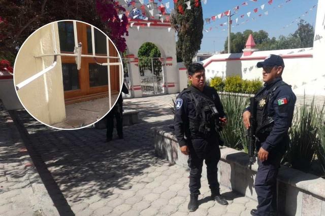 Policías que resguardan una iglesia víctima de robo 