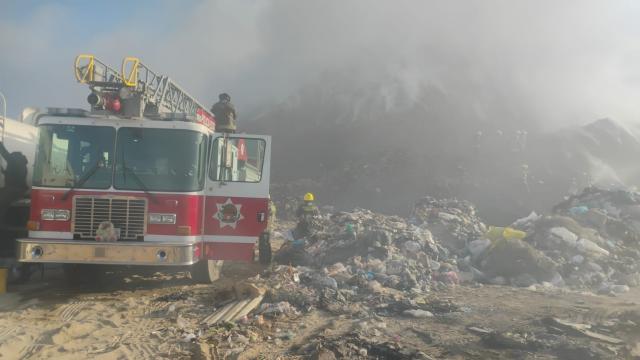 Camión de bomberos mitiga incendio en basurero de San José Chiapa