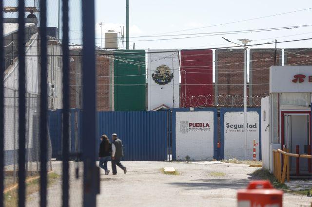 Puerta de ingreso vehícular al penal de San Miguel