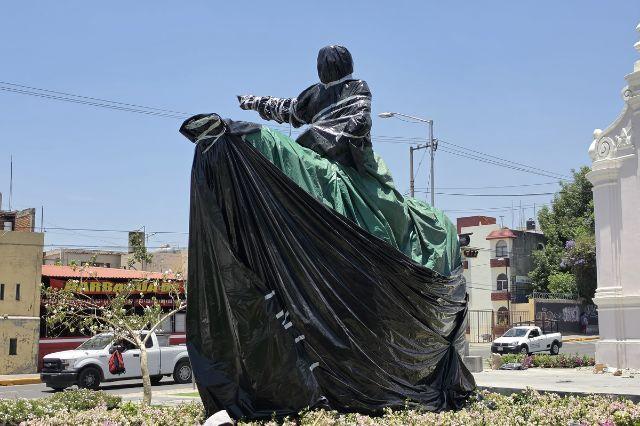 Estatua de Ignacio Zaragoza cubierta con plástico 