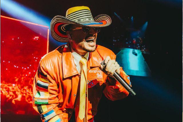 J Balvin come tacos callejeros en CDMX antes de su show en el Flow Fest
