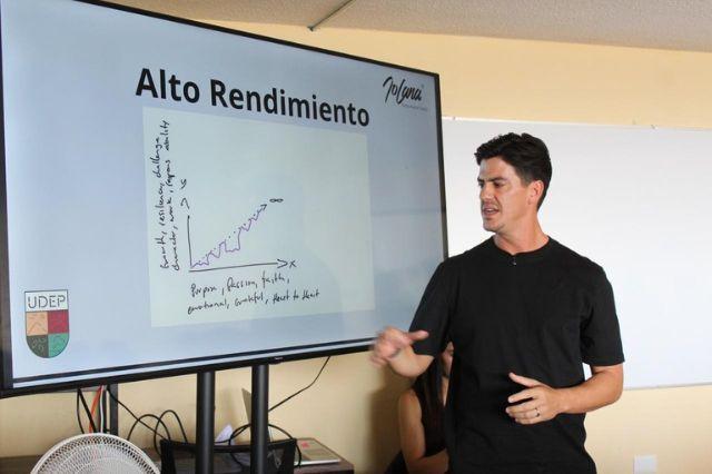 Jo Canales, entrenador de Checo Pérez, imparte charla en UDEP Puebla