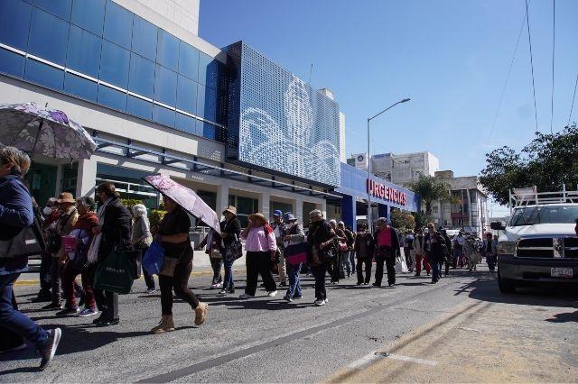 Protesta de trabajadores jubilados de la BUAP, quienes exigen mejor atención médica en el HUP