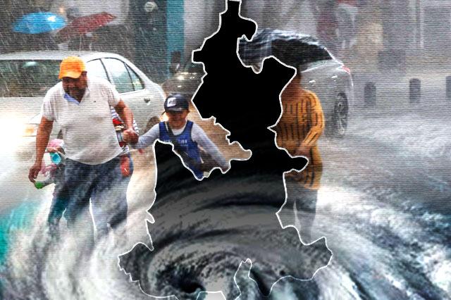 Poblanos enfrentándose a lluvias fuertes