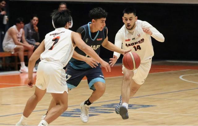 Jugador de la manada con posesión del balón en medio de dos rivales