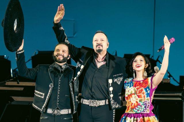 Los Aguilar reparten Rosca de Reyes en Zacatecas y causan debate