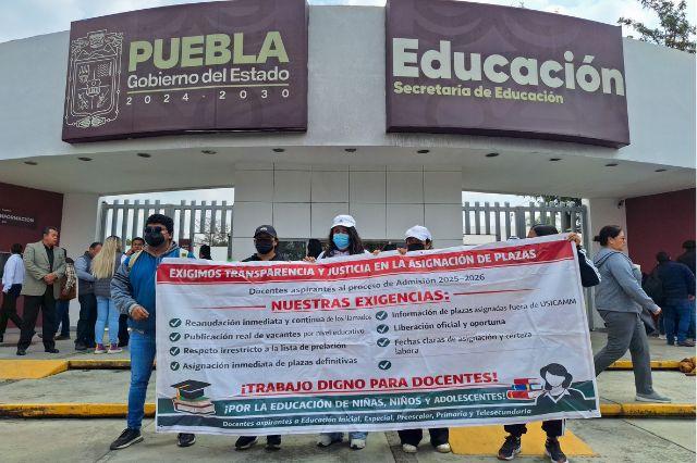 Maestros protestan afuera de la oficina de la SEP