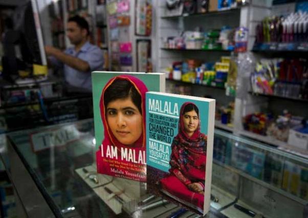 Libros sobre la ganadora del Premio Nobel de la Paz, Malala Yousafzai, en una librería en Islamabad, Pakistán. Foto Ap