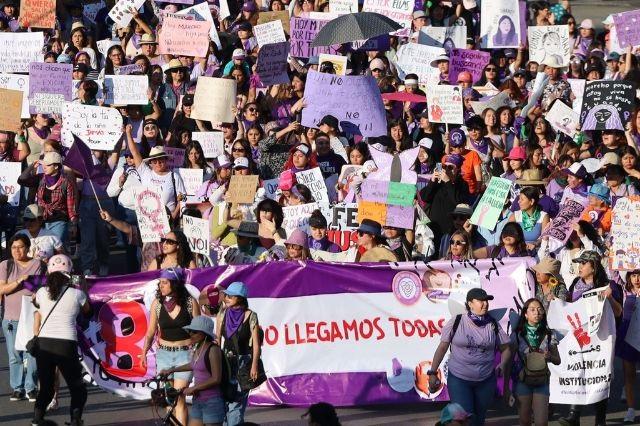 En la gráfica, mujeres en la marcha del 8M en Puebla, pero en 2025