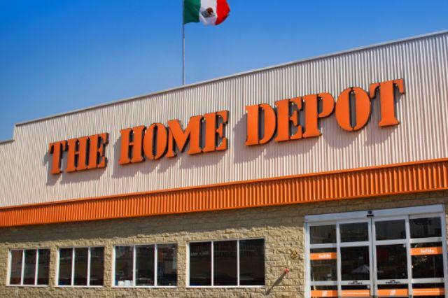 Fachada de una sucursal de la tienda con una bandera de México