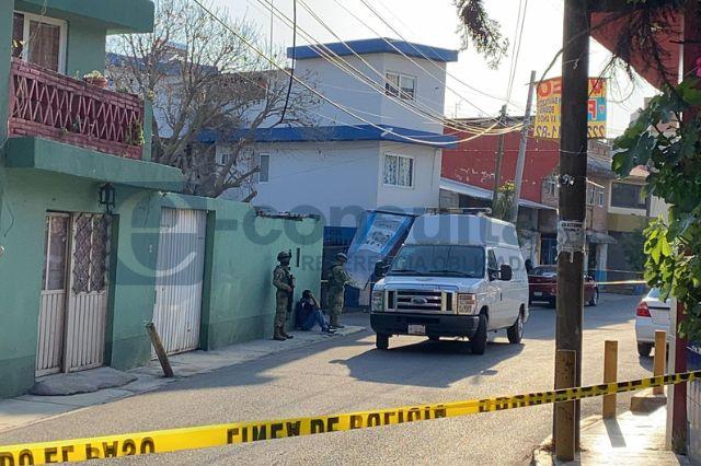 Unidad del Semefo en la calle con cinta de policía 