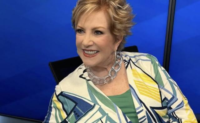 Maxine Woodside posa desnuda a los 77 años y manda mensaje sobre el cuerpo