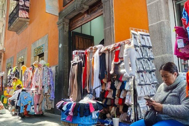 Mujer en un puesto ambulante en el Centro Histórico de Puebla