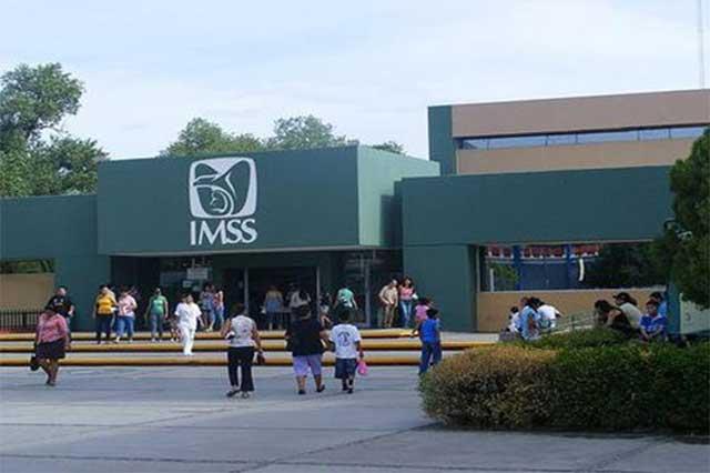 Aunque al personal del instituto se le explicó que son medicamentos con eficacia y seguridad similar, y de menor costo, los inconformes aseguran que algunos ya no son útiles para el control de padecimientos o tienen mayores efectos adversos. Foto: Especial