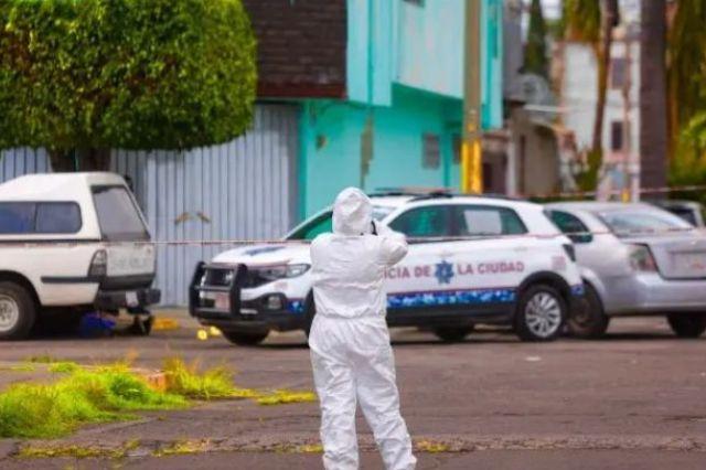 Personal forense en escena del crimen 