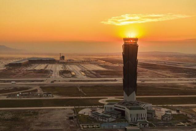 Vista aérea del AIFA al atardecer 