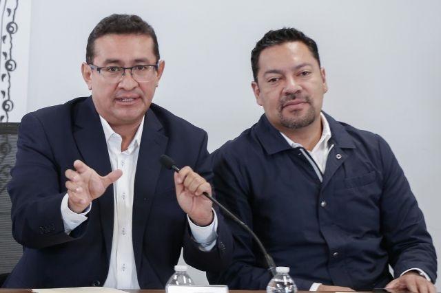 Los diputados Pavel Gaspar y Andrés Villegas en conferencia de prensa