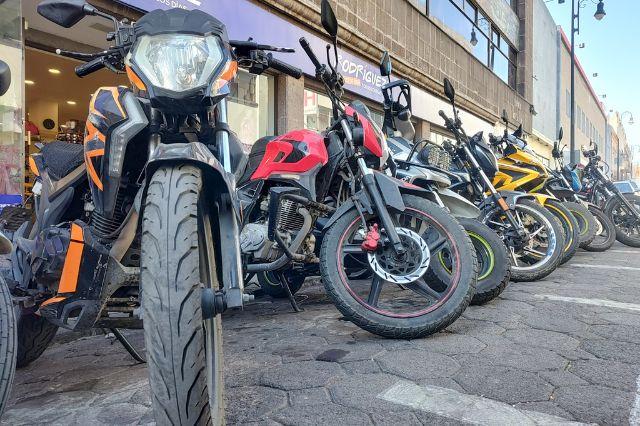 Motocicletas estacionadas en el primer cuado de la ciudad de Puebla 