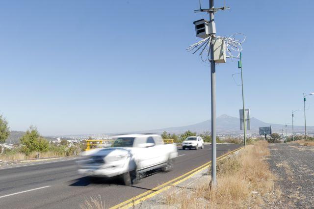Vehículo circulando a exceso de velocidad frente a dispositivo de fotomulta
