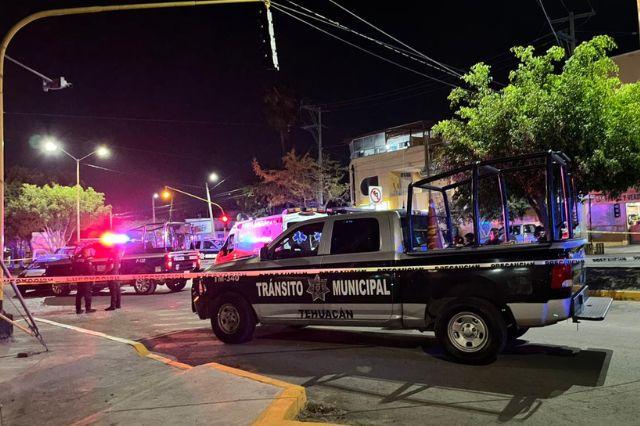 Patrullas de Tehuacán estacionadas, de noche 