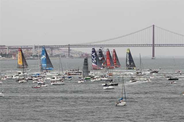 Más de medio centenar de botes a motor y vela hacen compañía de los veleros competidores a su salida del puerto