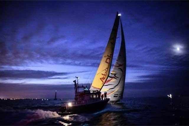 Al terminar la noche, la luna ya de madrugada ilumina el arribo a Lorient