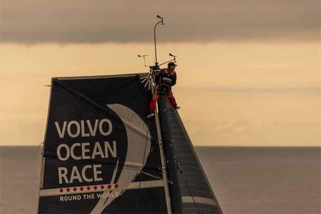 El “gaviero”, navegante que va de vigía en la gavia, la canastilla en lo más alto del palo mayor anuncia la proximidad de la meta final en Gothenburg, Suecia
