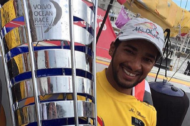 Abil Khalid, se convierte el primer navegante de nacionalidad de los emiratos, muestra orgulloso el “mini-trofeo” obtenido