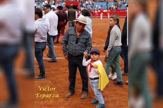 El muy popular “Profesor” gritón del tendido de sol. Contento y orgulloso con su nieto llevado – de la mano – a la fiesta de los toros