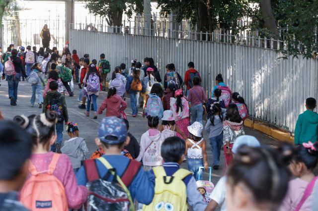 Niños entrando a la escuela