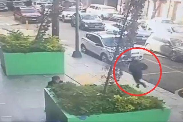Captura de pantalla de personas corriendo tras homicidio 