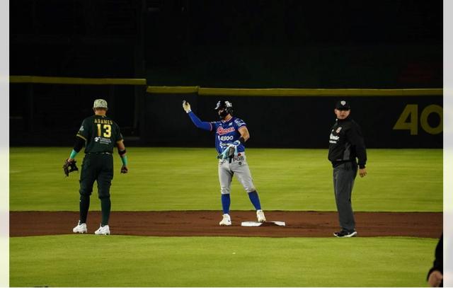 Seth Beer llega a segunda ante la mirada de Cristhian Adames