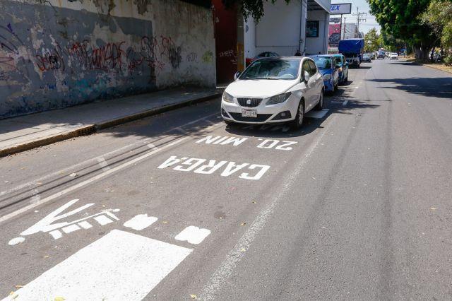 Calle con delimitación de parquímetros en Puebla capital