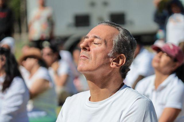 Pepe Chedraui en clase de yoga