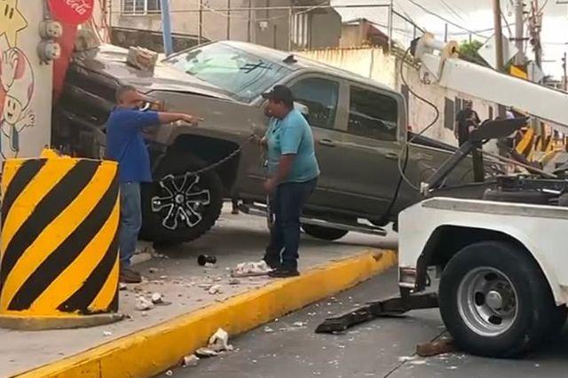 Camioneta impactada contra poste 