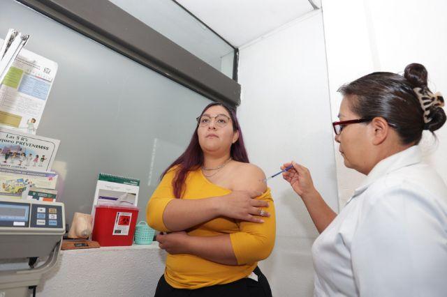 Mujer inyectando en un laboratorio