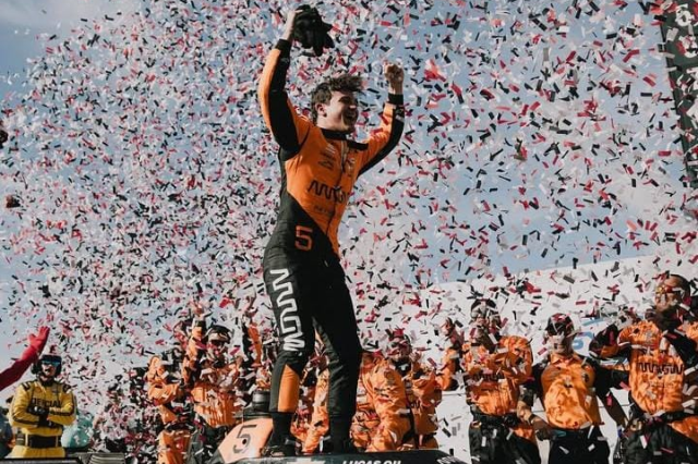Piloto mexicano escala en la recta final de IndyCar