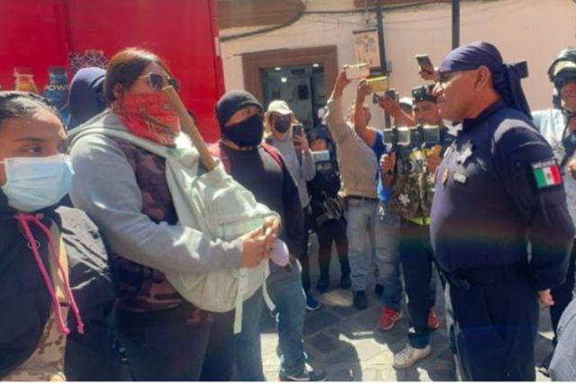 Policía frente a manifestantes 