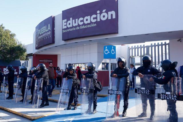 Policias de Puebla afuera de la SEP