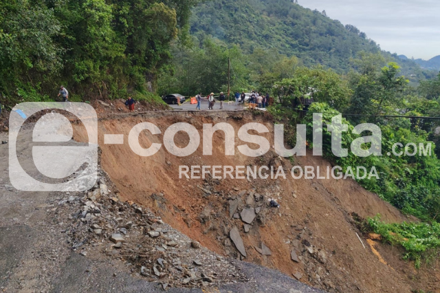 Carretera Tehuacán-Tlacotepec se derrumba 