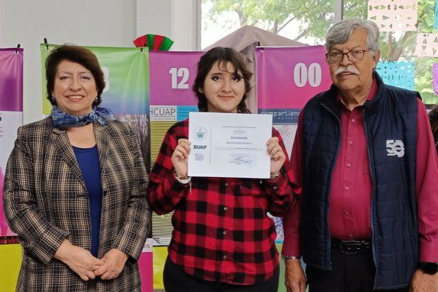 En el centro, Astrid Castillo, ganadora del segundo lugar del concurso de fotografía