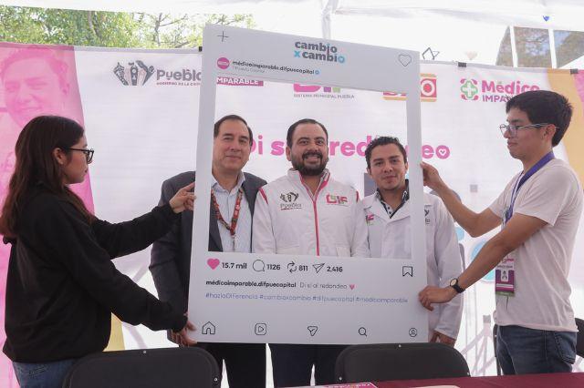 Jovenes detienen marco a funcionarios del programa Médico Imparable