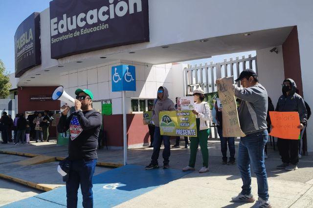 Maestros protestan afuera de la SEP
