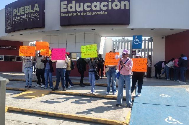 Nueva manifestación en SEP: docentes exigen plazas y los padres… maestros