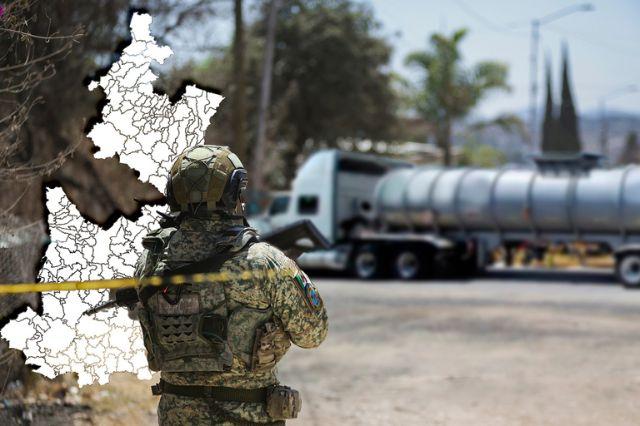 Personal militar frente a ordeña de combustible y mapa de Puebla al fondo 