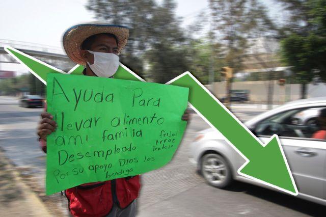 Persona con cartulina en la mano junto a autos y con flecha verde a la baja 