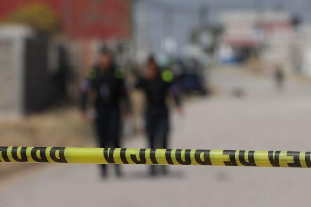 cinta de policía con agentes al fondo 