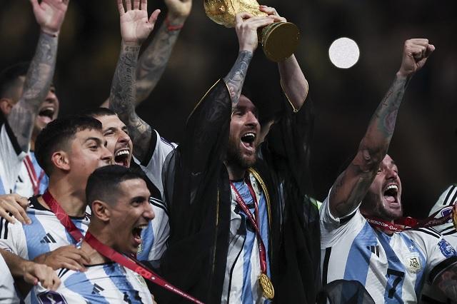 Qué es el Bisht, la túnica negra que usó Messi y cuesta 24 mil pesos